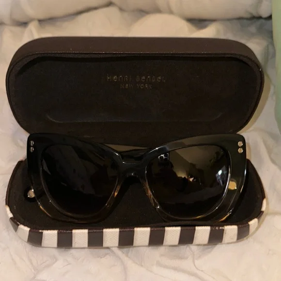 Henri bendel black sunglasses with Case EUC Authentic Henri Bendel Black Gold Polarized Round  main image 3